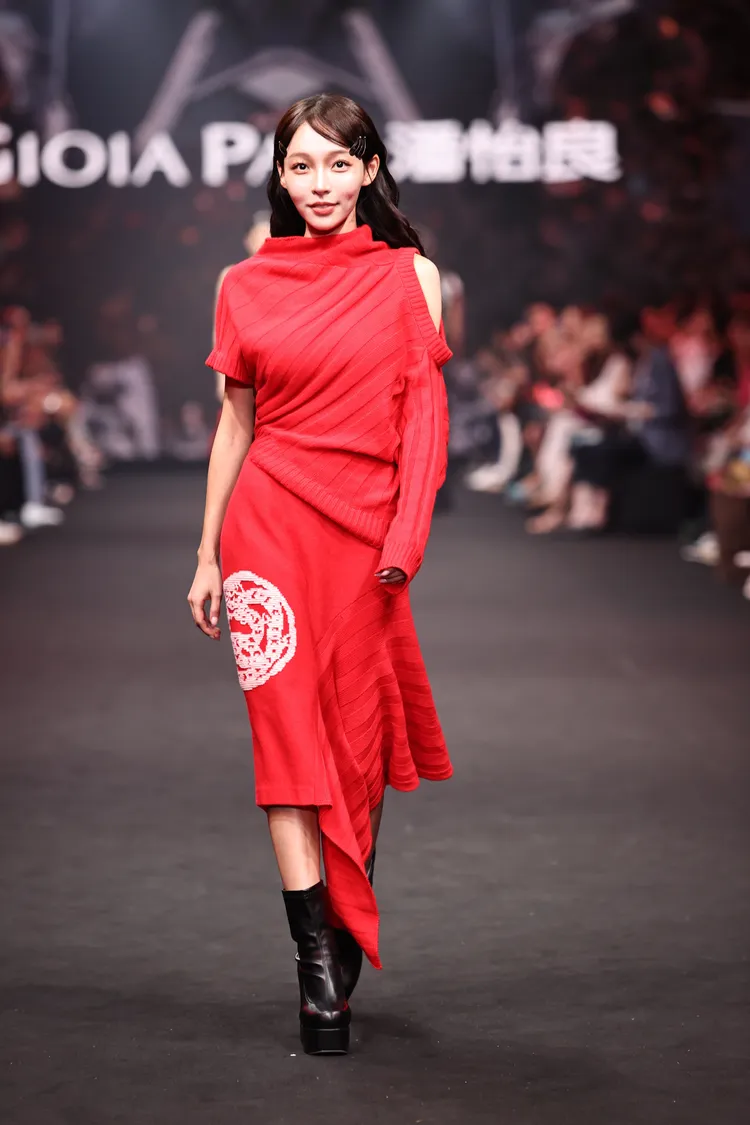 林襄穿著潘怡良2025春夏系列。品牌提供