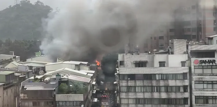 汐止好巿多旁鐵皮透天厝大火，烈焰濃煙沖天。翻攝汐止集團