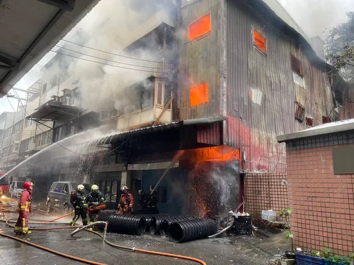 汐止好巿多旁透天厝大火　濃煙沖天！大同路、新台五路塞爆
