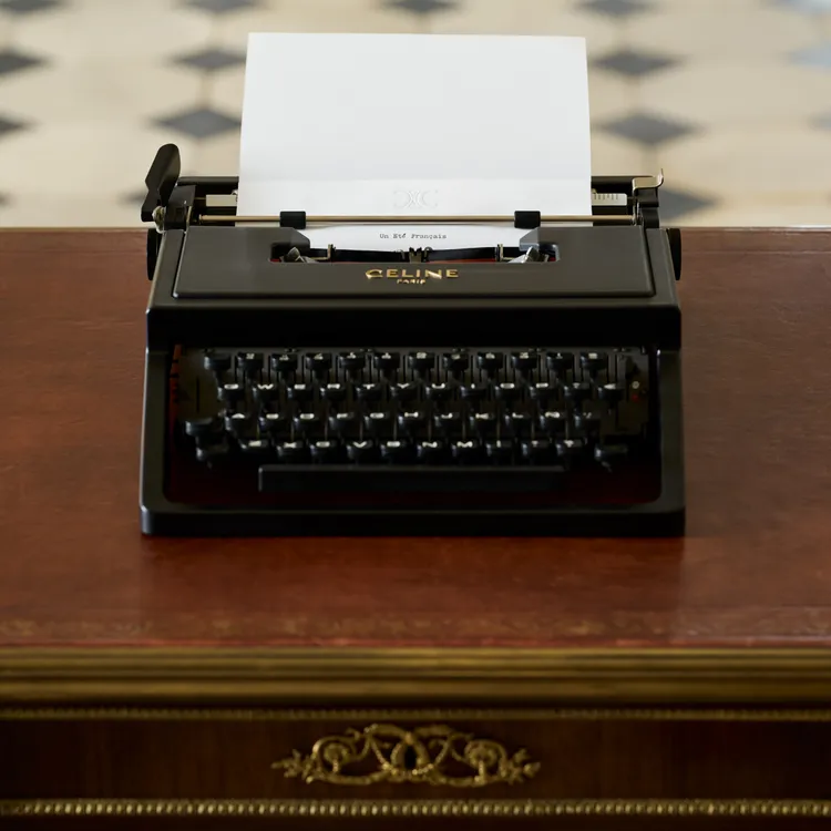 復古打字機的紙上寫著「UN ÉTÉ FRANÇAIS」（暫譯：法國之夏）。品牌提供