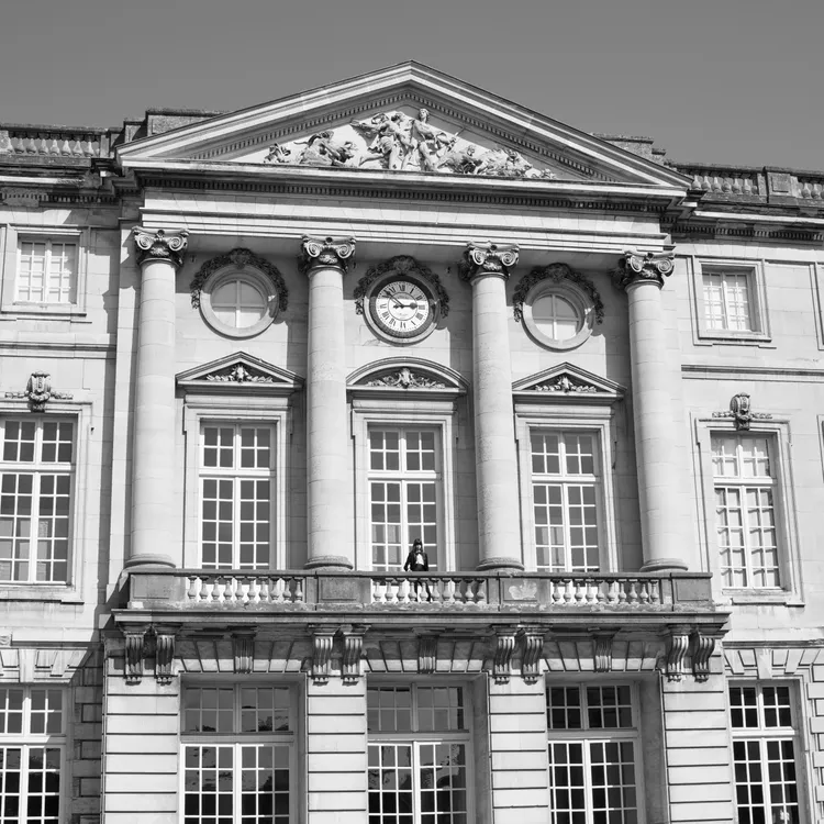 CELINE 2025春夏系列影片選在距離巴黎80公里外的貢比涅城堡拍攝。品牌提供