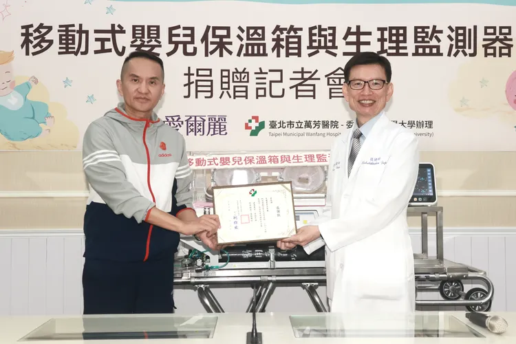 愛爾麗集團常如山董事長捐贈萬芳醫院移動式保溫箱與生理監測器。彭欣偉攝