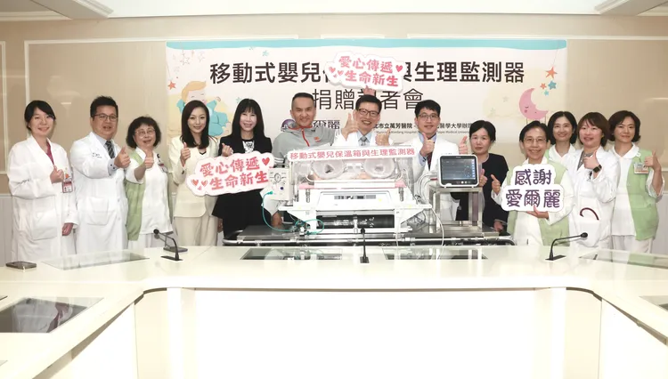 愛爾麗集團總裁常如山（左6）、總經理劉貞華（左5）共同捐贈萬芳醫院移動式保溫箱與生理監測器。彭欣偉攝