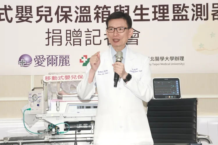 萬芳醫院院長劉燦宏表示相當感謝愛爾麗集團捐贈移動式保溫箱與生理監測器，讓更多的新生兒能夠獲得幫助。彭欣偉攝