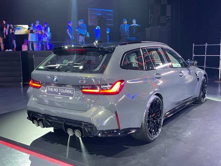 全新BMW M3 Competition Touring M xDrive的黑色高光澤車頂與車頂架使車身整體質感更為上乘。林浩昇攝