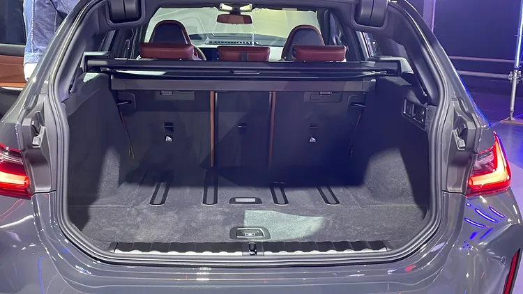 Touring車型具備專屬的後廂底板自動止滑功能、後廂安全分隔網及獨立開啟式後擋玻璃。林浩昇攝