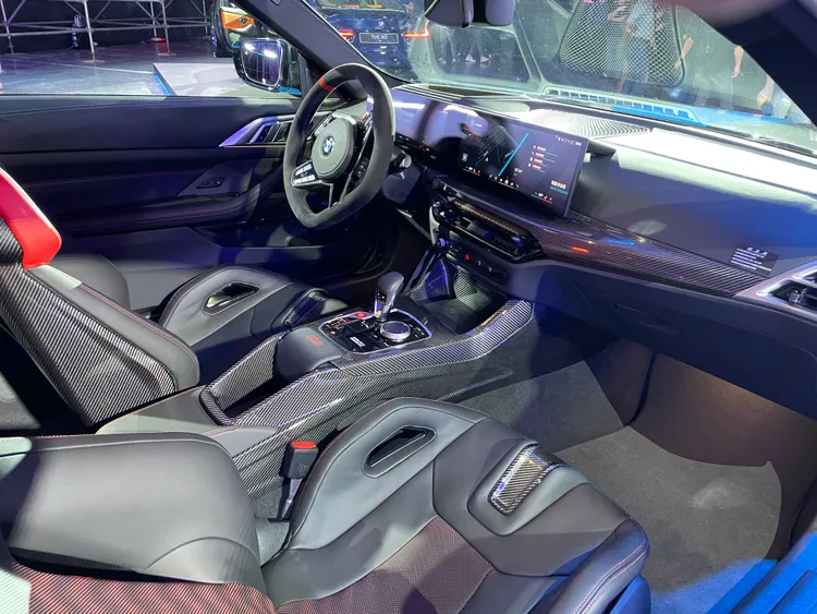 碳纖維複合材質同樣也應用在全新BMW M4 CS內裝，包含碳纖維換檔撥片、M碳纖維飾板、碳纖維中央鞍座及M碳纖維賽車桶型座椅。林浩昇攝