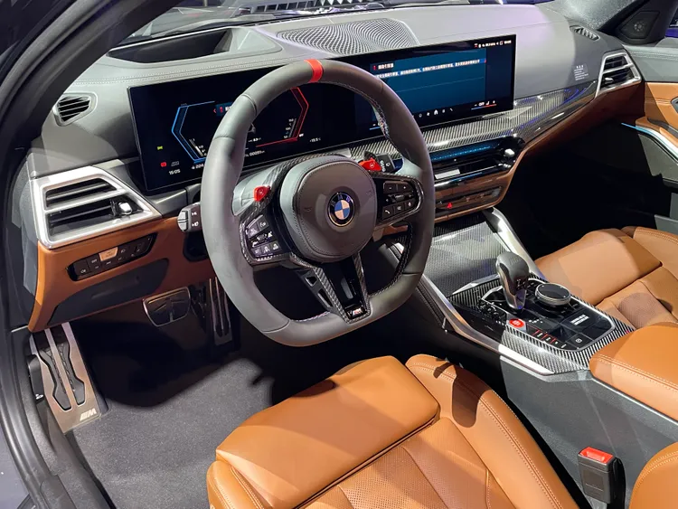 全新造型M Nappa真皮平底方向盤含紅色12點鐘方向標記、標準配備的M碳纖維飾板含碳纖維方向盤飾蓋及碳纖維換檔撥片。林浩昇攝