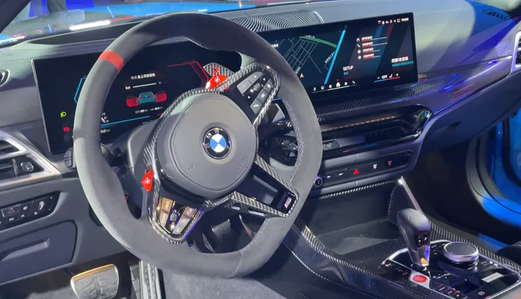 駕駛導向的懸浮式曲面螢幕，由12.3吋虛擬數位儀錶及14.9吋中控觸控螢幕組成，並搭配BMW M專屬介面的BMW Operating System 8.5系統。林浩昇攝