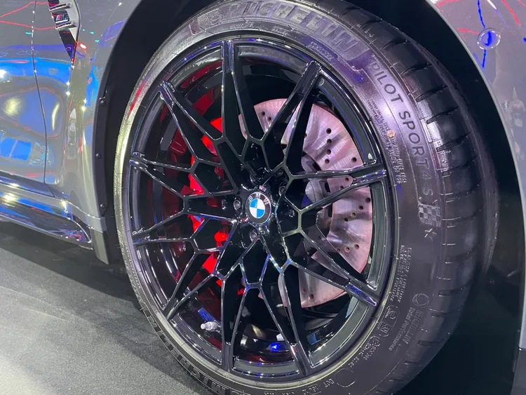 M高性能複合式煞車系統採前六活塞固定式卡鉗、後單活塞浮動式卡鉗配置。林浩昇攝