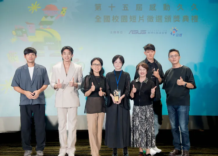評審林佑恩（左起）、演員初孟軒、華碩文教基金會執行長魏杏娟、橫式短影音組金獎得主王靖君、公共電視副總經理謝玒玲、評審葉傳耀、評審林君陽合影。公視提供