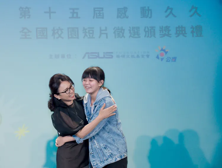 華碩文教基金會執行長魏杏娟（左）和直式短影音組金獎得主陳芷怡合影。公視提供