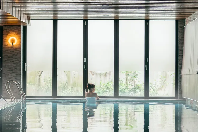 福隆海洋溫泉「氯化物氫鹽泉」，礦物質含量豐富，是一般泉質的30至40倍。業者提供