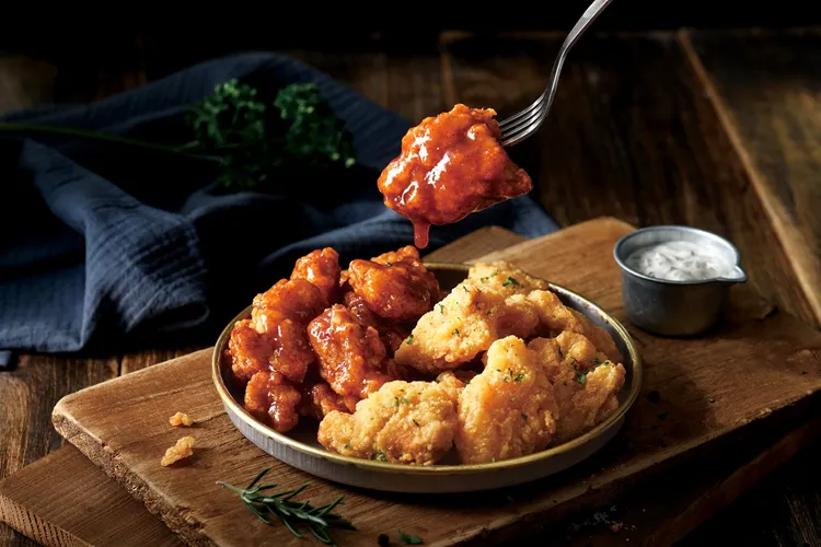 10/10至10月底，穿著萬聖主題裝束或攜帶相關小物，並達成消費任務，每桌贈「BBQ炸雞拼盤」。業者提供