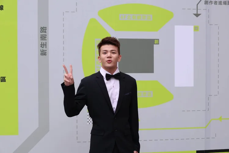 孫生穿一席合身西裝，背面暗藏創意。攝影中心攝