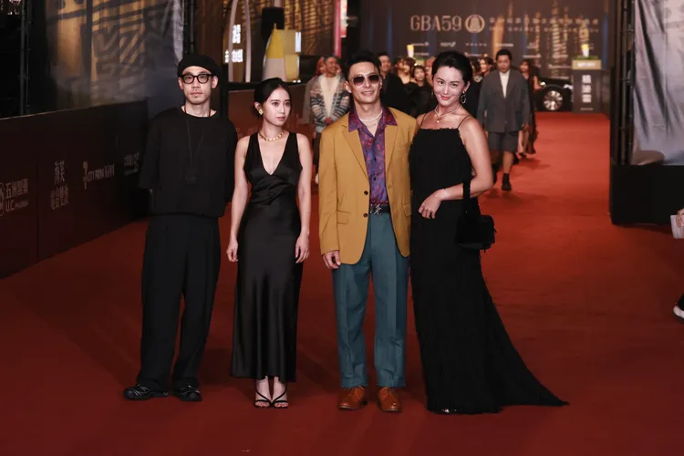 超兇辣妹與前棒棒堂底迪Elmo（戴家昀）一起走紅毯。娛樂中心攝