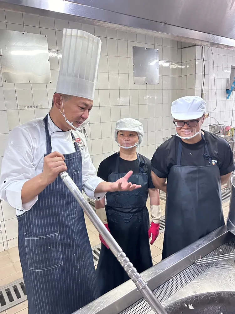 前涵碧樓主廚親自指導校廚阿姨們國產豬肉烹調密技。校方提供