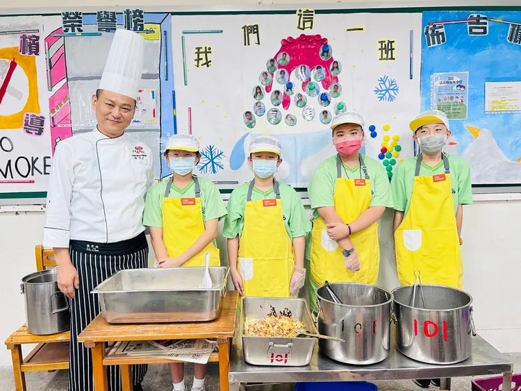 金山高中自立廚房營養午餐全國聞名屢獲獎項肯定，其對國產豬肉的烹飪作法，連明星主廚陳宗佑也佩服。校方提供