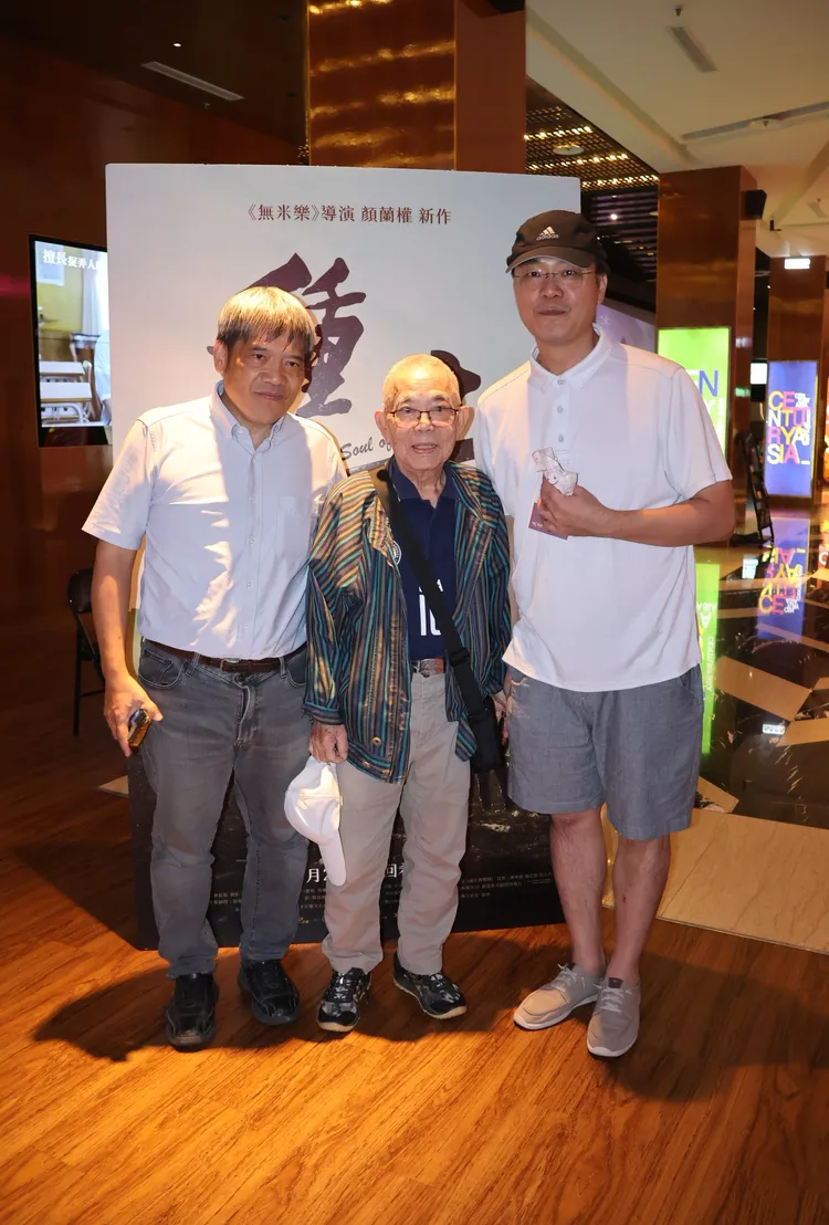 建築師蘇俊臣(左)參與包場。凃建豐攝