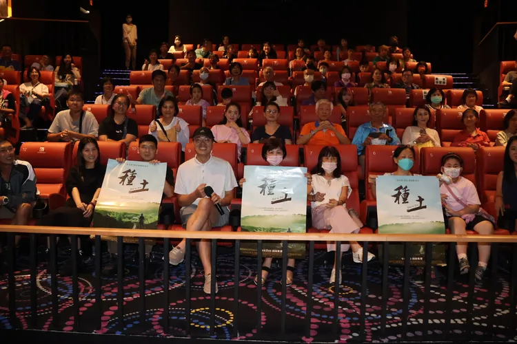 阿仁20日首次出席映後座談，與觀眾合影。凃建豐攝