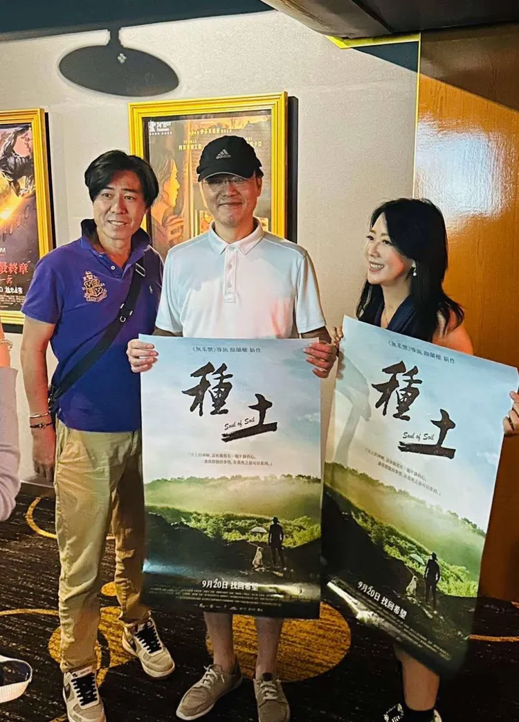 天長地久訂製珠寶公司負責人陳妍霖(右)受到感動，而邀請她的好友陳正芬一起包場。翻攝畫面