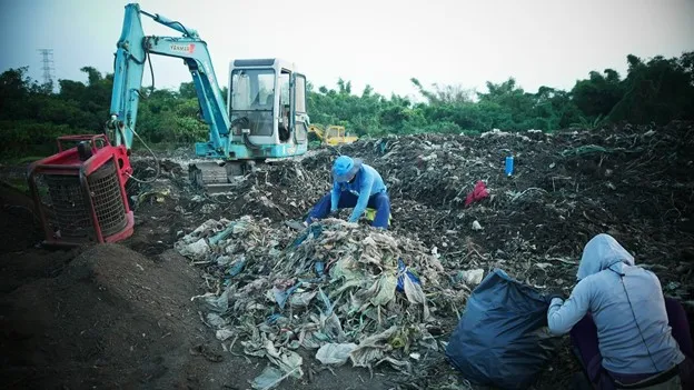 果皮葉菜中裡好多塑膠繩、水果標籤等垃圾，怎樣也撿不乾淨。無米樂影像工作室提供