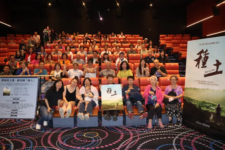 阿仁20日首次出席映後座談，與觀眾合影。凃建豐攝