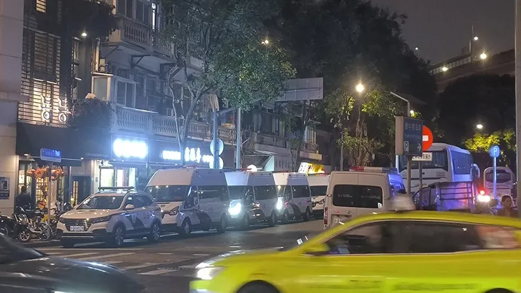 上海街頭已開始有大批警力戒備萬聖節。翻攝自李老師不是你老師X