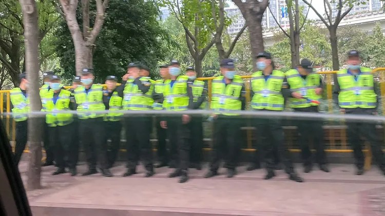 上海街頭已開始有大批警力戒備萬聖節。翻攝自李老師不是你老師X