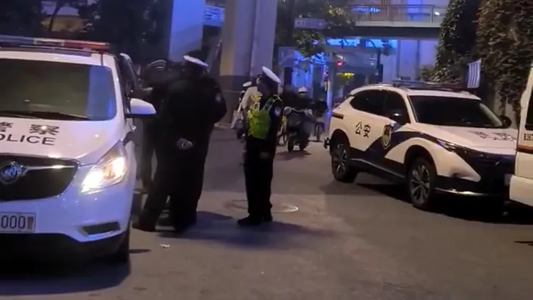 許多警察聚集，在出現萬聖節活動時可以隨即進行驅離。翻攝自李老師不是你老師X