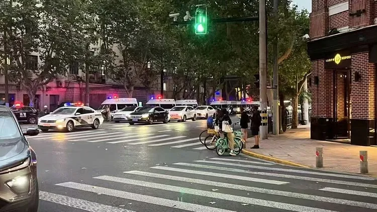 上海街頭已開始有大批警力戒備萬聖節。翻攝自李老師不是你老師X