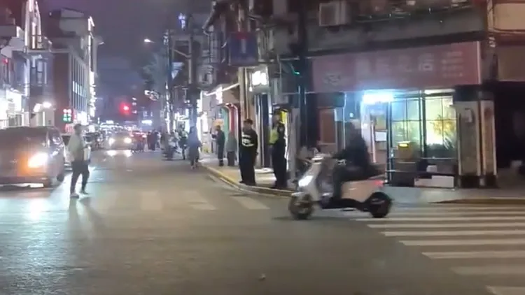 路口安排警力站崗防堵萬聖節變裝民眾。翻攝自李老師不是你老師X