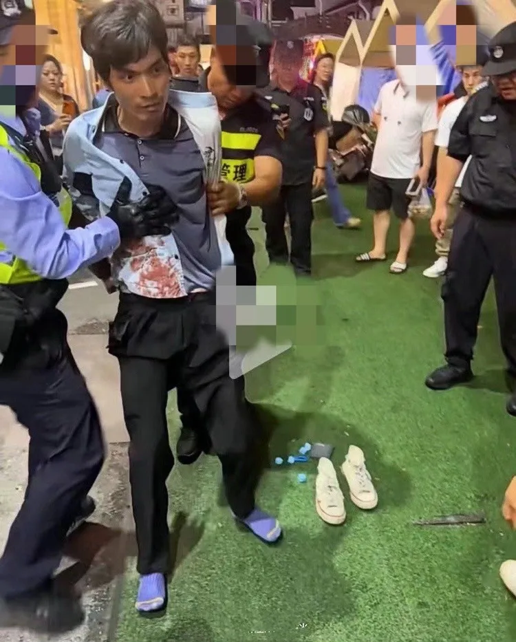 林男被趕到的警方制止逮捕。翻攝自微博