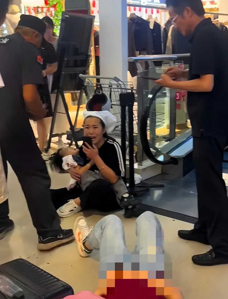 無辜的超市顧客被砍。翻攝自微博