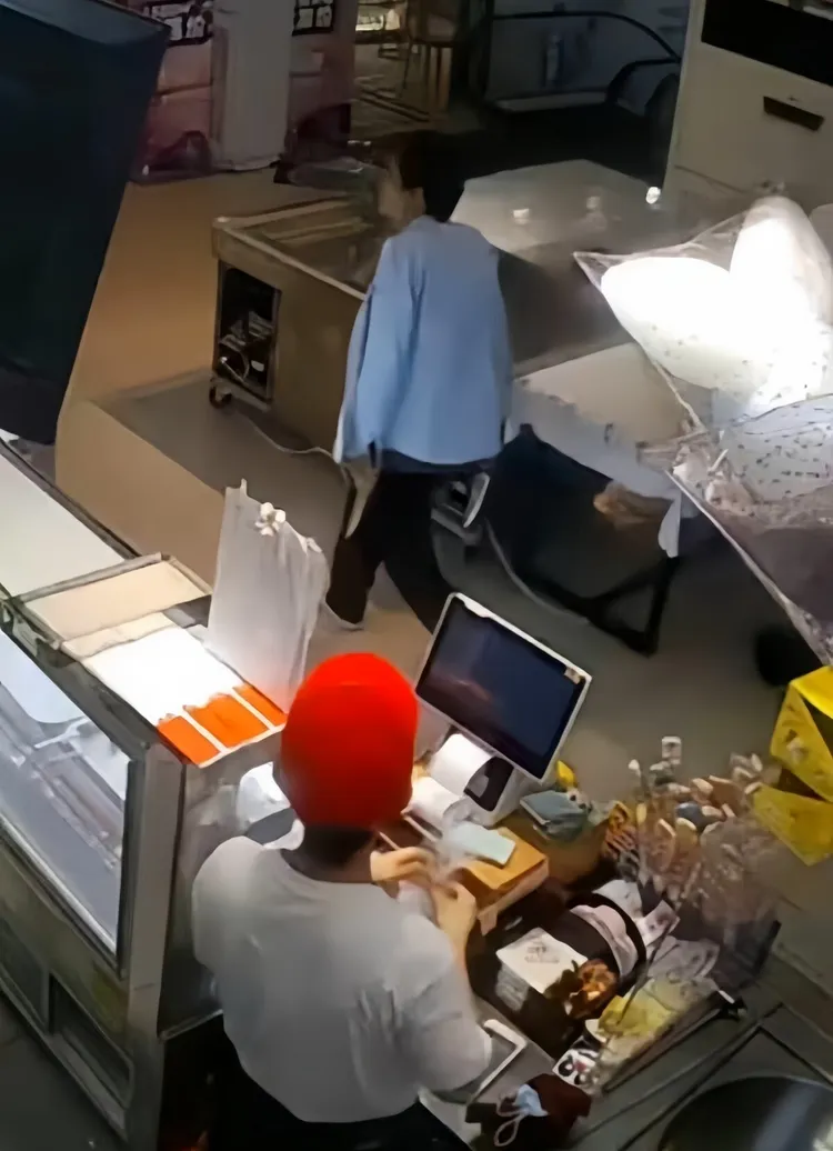 監視器拍下男子身影。翻攝自微博