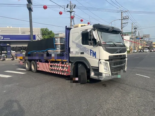 疑內輪差釀禍!台南89歲女騎士捲右轉大貨車輪下亡