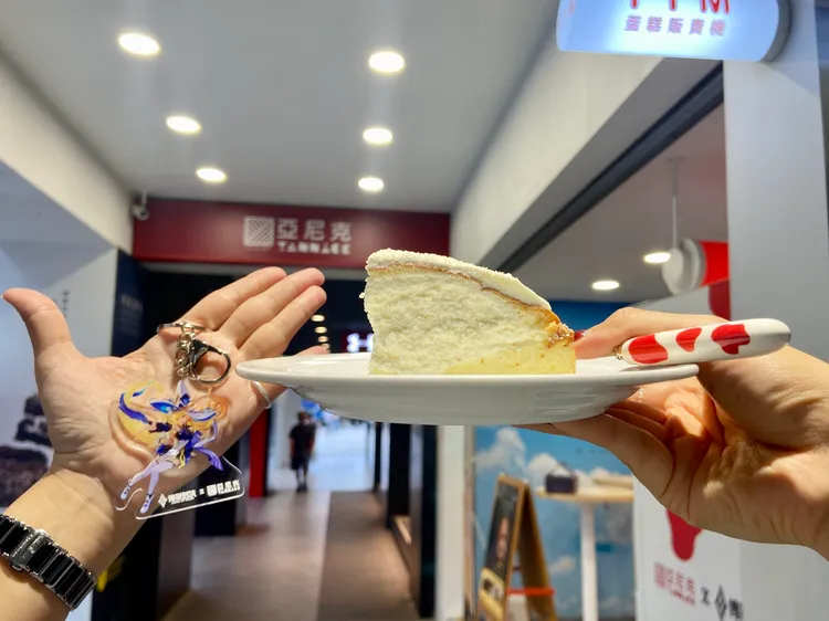 新品「奶蓋波士頓派」也有聯名包裝再送莉莉安鑰匙圈。業者提供