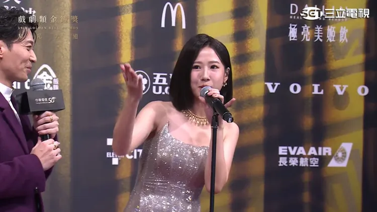 方志友腳受傷無法走紅毯，仍站上訪問區。翻攝金鐘獎YT