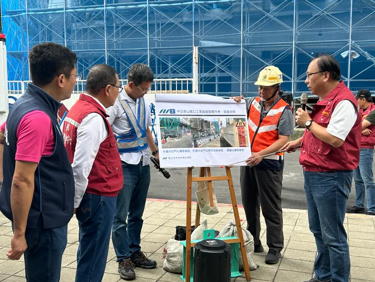 新北市長侯友宜視察環狀線修復工程防颱作業。捷運局提供