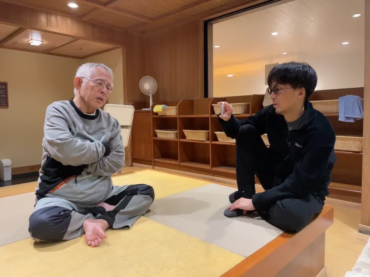 荒川格（右）透露當初是想記錄鈴木敏夫，間接訪到宮﨑駿，開啟側拍宮﨑駿20年的緣分。甲上娛樂提供