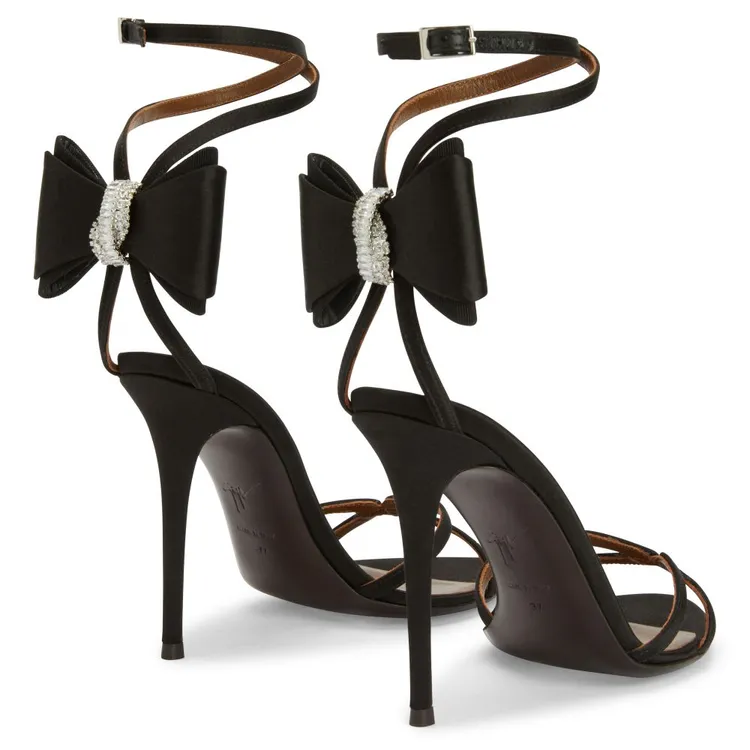 Giuseppe Zanotti Papillon Sandal黑色蝴蝶結緞面涼鞋，4萬3800元。品牌提供