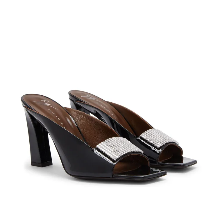 GZ Mya Sparkle黑色水鑽露趾跟鞋，3萬7800元。品牌提供