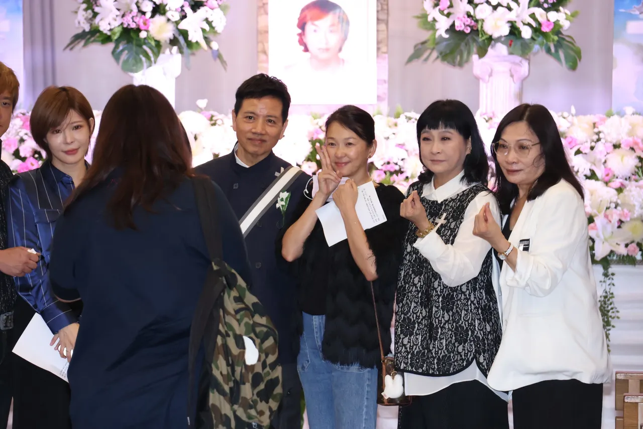 孟慶而(左起)、陳凱倫、六月、馬妞靈堂受訪。莊宗達攝