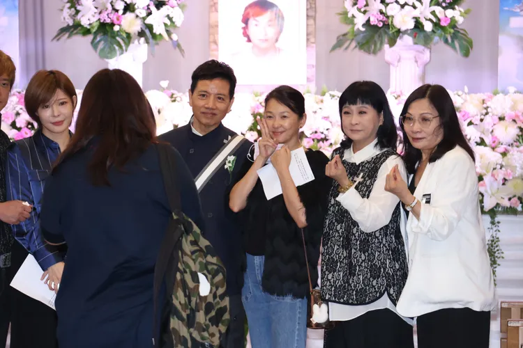 孟慶而（左起）、陳凱倫、六月、馬妞靈堂受訪。莊宗達攝