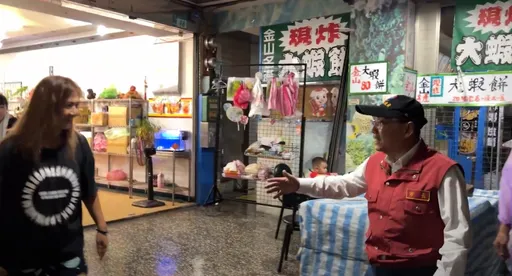 侯友宜視察金山重災 承諾市府會「全力協助復原、讓大家重返生計」