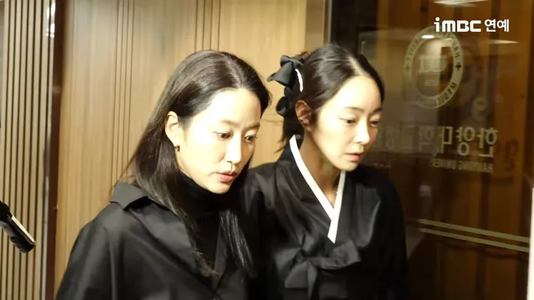 金守美的媳婦徐孝琳面容憔悴，緊牽全慧彬的手。翻攝YouTube