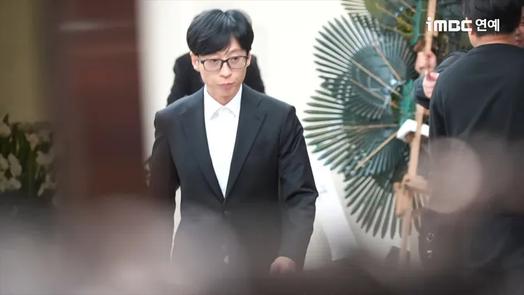 劉在錫走出殯儀館。翻攝YouTube