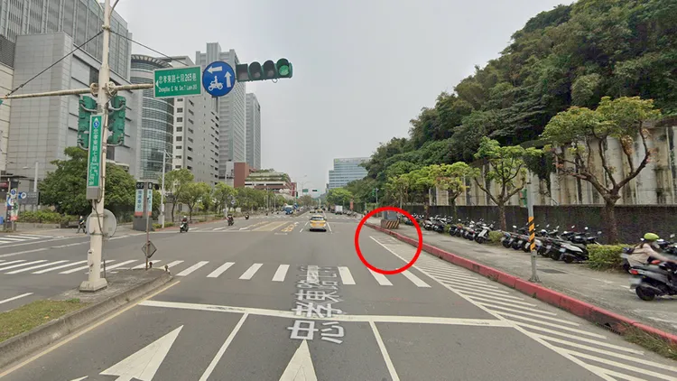 現場環境，紅圈處為待轉區。翻攝自Google地圖