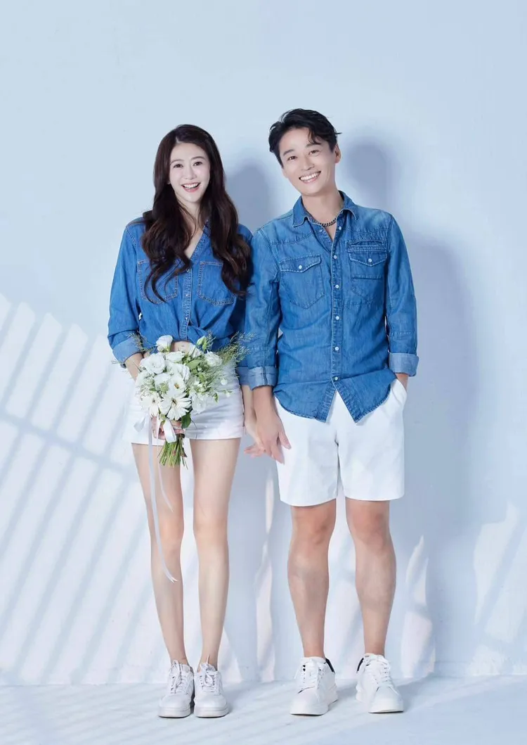 許蓁蓁（左）和老公穿情侶裝甜蜜合影。翻攝自許蓁蓁臉書