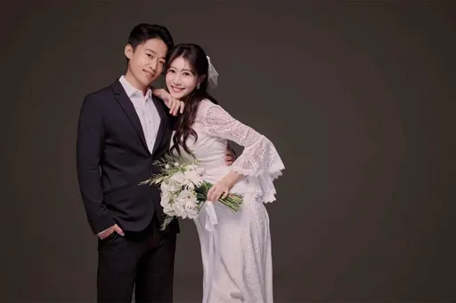 恭喜!台8女神突曬超甜摟腰照 嗨喊:我們結婚了